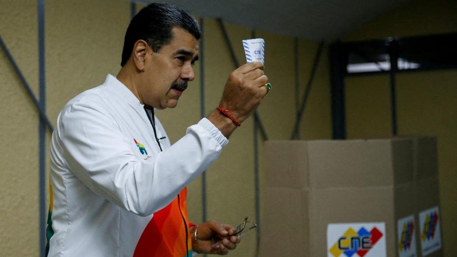 O presidente venezuelano, Nicolás Maduro, vota em referendo sobre território disputado com a Guiana
