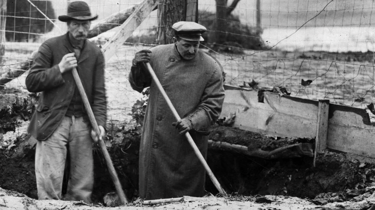 Autoridades procurando corpos após incêndio na fazenda Belle Gunness, em 1908
