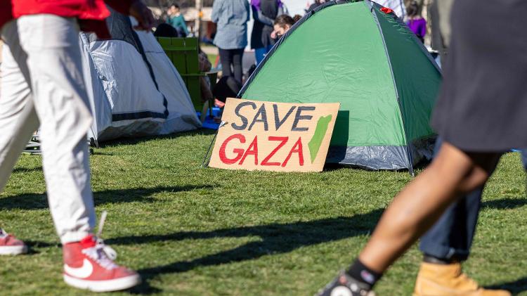 22.abr.2024 - Estudantes se reúnem em protesto pró-palestinos no gramado do MIT, em Cambridge, EUA