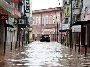 Municípios do RS têm prejuízo de R$ 7,5 bilhões com enchentes, diz entidade