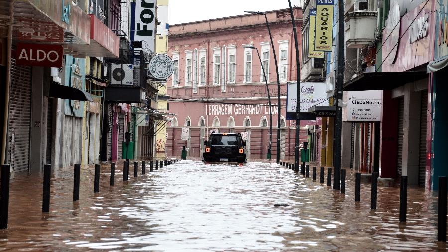 8.mai.2024 - Registro dos danos causados pela enchente na região do Centro Histórico e zona sul na cidade de Porto Alegre, no Rio Grande do Sul. 