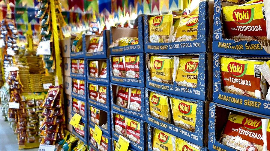 Ponto de venda da Yoki com produtos de festa junina no Carrefour, em Piracicaba (SP)