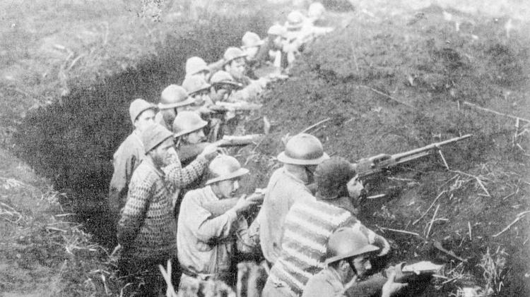 Movimentação de soldados em campo durante a batalha. Soldados paulistas combateram, com armamento precário, as poderosas colunas inimigas