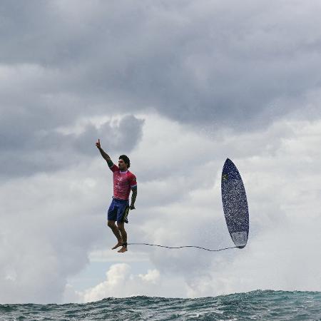 Foto icônica do surfista brasileiro Gabriel Medina após deixar a onda que lhe rendeu a nota 9,9 nas Olimpíadas de Paris