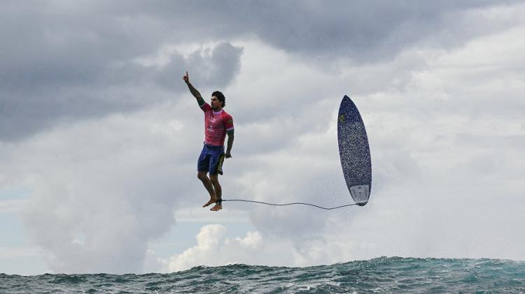 Foto icônica do surfista brasileiro Gabriel Medina após deixar a onda que lhe rendeu a nota 9,9 nas Olimpíadas de Paris