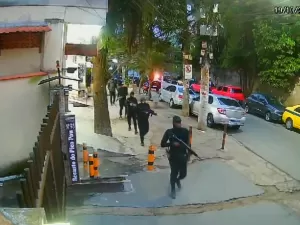 Homens armados com fuzis tentam invadir área do tráfico no Rio; veja vídeo