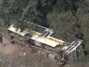 Ônibus escolar tomba em Embu-Guaçu (SP) e deixa 10 feridos