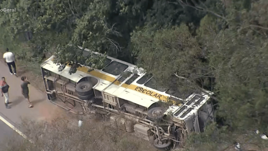 Ônibus escolar tomba em Embu-Guaçu (SP)