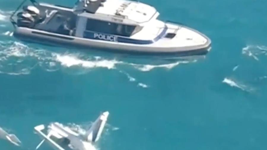 Barco da polícia se aproxima de área de queda de hidroavião na Austrália - ABC/Reprodução de vídeo