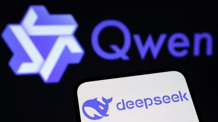 Simbolo do DeepSeek exibido por celular diante do logo do Qwen, inteligência artificial desenvolvida pelo Alibaba Simbolo do DeepSeek exibido por celular diante do logo do Qwen, inteligência artificial desenvolvida pelo Alibaba