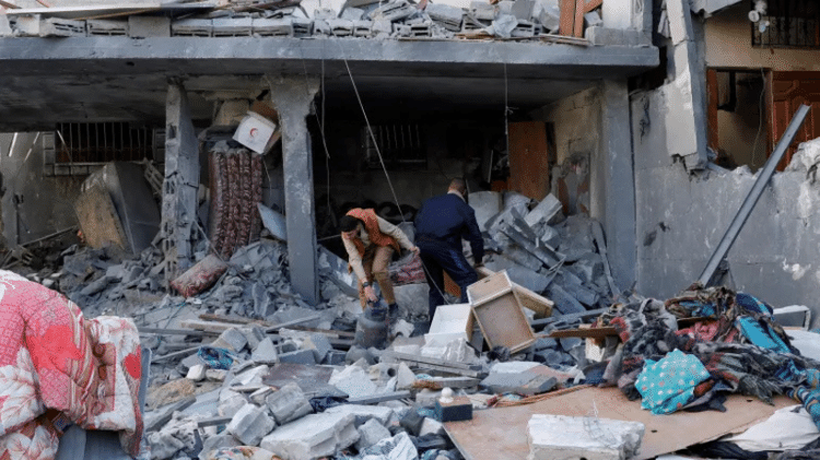 Palestinos inspecionam o local de um ataque israelense a uma casa em Khan Younis, no sul da Faixa de Gaza, em 31 de março de 2025 Palestinos inspecionam o local de um ataque israelense a uma casa em Khan Younis, no sul da Faixa de Gaza, em 31 de março de 2025