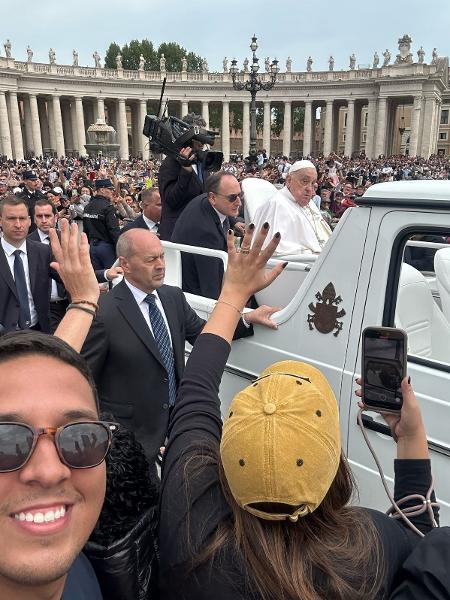 Momento em que o Francisco em seu papamóvel se aproximou de Letícia e Ramon Momento em que o Francisco em seu papamóvel se aproximou de Letícia e Ramon