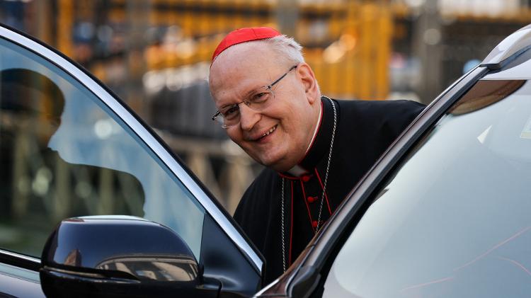O cardeal Péter Erdô no Vaticano após a morte do Papa Francisco