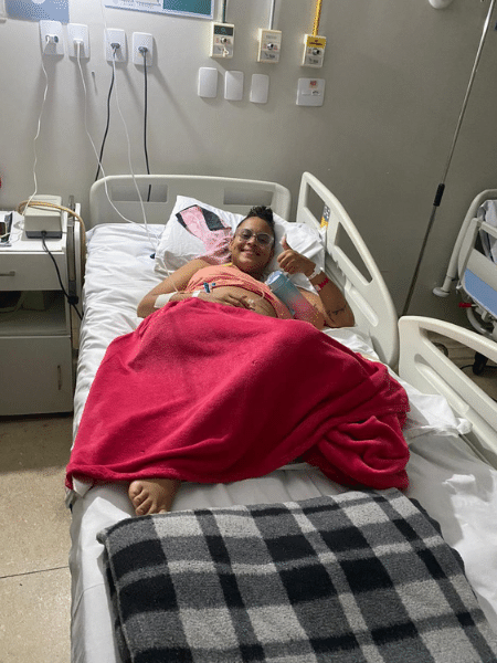 Ela foi ao hospital após sentir dores fortes na lombar Ela foi ao hospital após sentir dores fortes na lombar