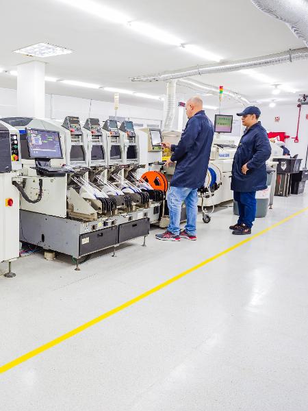 Fábrica no polo industrial de Manaus conta com 185 funcionários e um time de engenharia que mescla gerações Fábrica no polo industrial de Manaus conta com 185 funcionários e um time de engenharia que mescla gerações