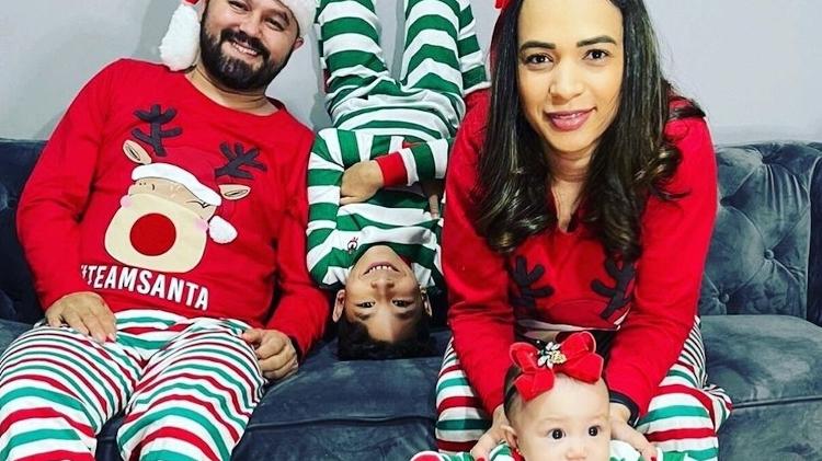 Uma das últimas imagens de Fabíola, com o marido e os filhos mais novos, antes de sofrer o mal súbito, no final do ano passado