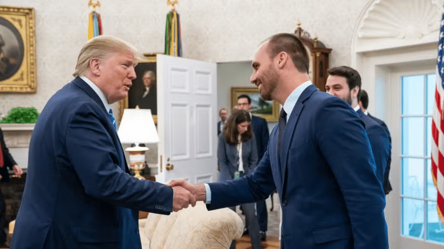 Presidente dos Estados Unidos, Donald Trump, cumprimenta deputado federal Eduardo Bolsonaro durante visita à Casa Branca em agosto de 2019, ainda no primeiro mandato do republicano