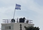 Forças de Israel invadem ONU, expulsam funcionários e erguem bandeira