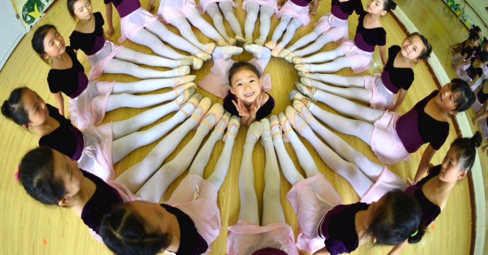 04.ago.2015 - Meninas posam para foto enquanto participam de aula de balé, em escola na província de Anhui, na China