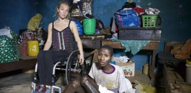 Sophie Morgan (esq.), britânica que usa cadeira de rodas há 12 anos, visitou Gana para gravar um documentário sobre a vida de pacientes com deficiência física - BBC