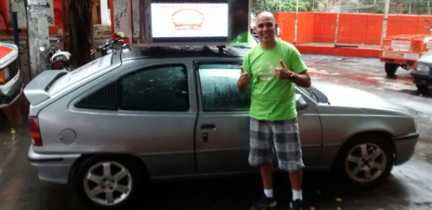 Jorge Luis Linhares faz propaganda para o comércio da Rocinha com seu carro de som - Arquivo pessoal