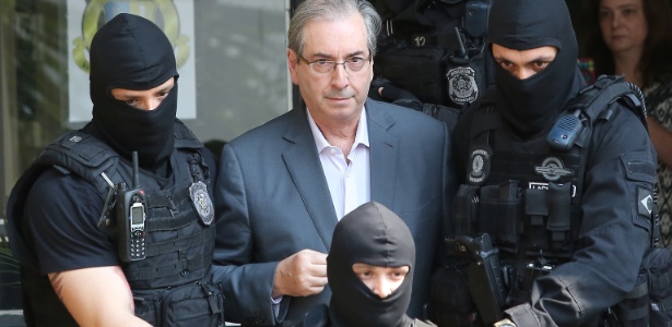 Cunha é levado ao IML de Curitiba em outubro, para exame de corpo de delito - Guilherme Artigas/Fotoarena/Folhapress