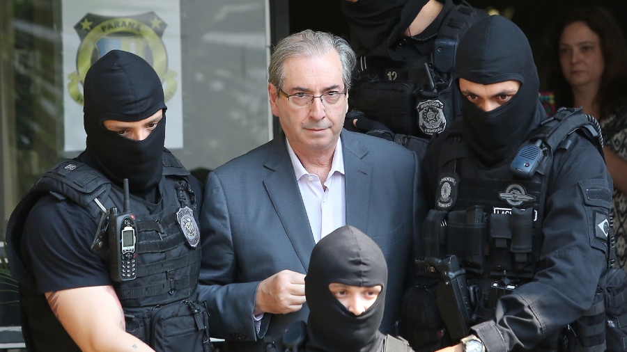 O ex-deputado Eduardo Cunha é levado ao IML de Curitiba para realizar exame de corpo de delito. Cunha foi preso por ordem do juiz Sérgio Moro, no âmbito da Operação Lava Jato  - Giuliano Gomes/Folhapress