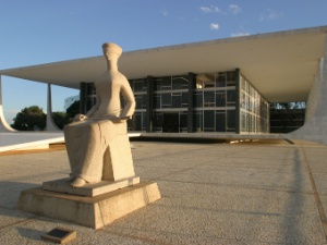 Não vale tudo para derrotar Bolsonaro, mas STF contraria o próprio ativismo