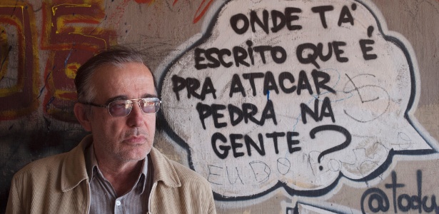 O médico e escritor Luis Marra, autor do livro "Crônicas do Crack", em Guaianases, zona leste de São Paulo, onde atende dependentes de drogas e álcool - Reinaldo Canato/UOL
