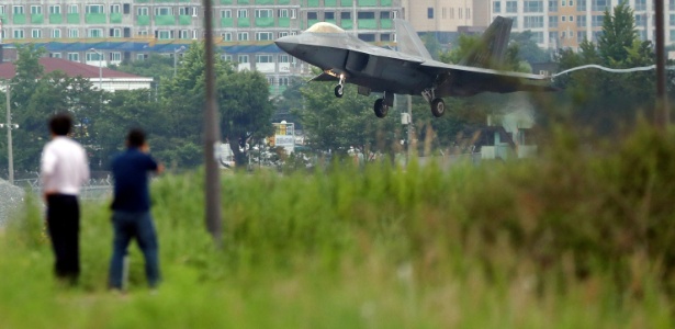 16.mai.2018 - Jato da Força Aérea dos EUA decola em Gwangju, na Coreia do Sul - Yonhap via Reuters