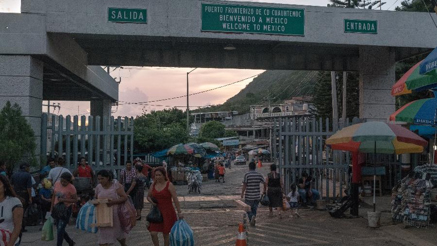 Pessoas atravessam a fronteira Guatemala-México em La Mesilla, na Guatemala - Luis Antonio Rojas/The New York Times
