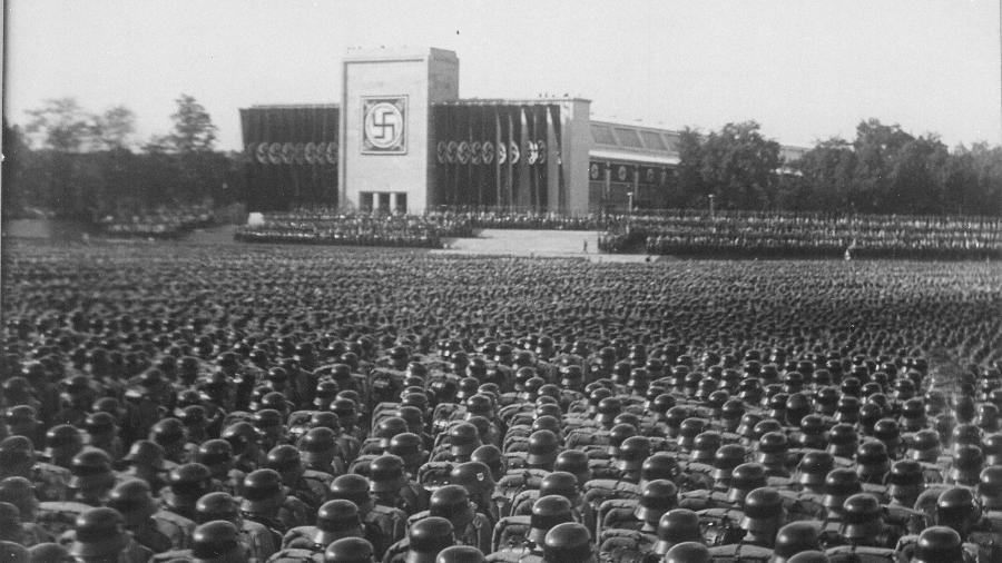 Tropas nazistas reunidas em Nuremberg, na Alemanha, em 1935 - Charles Russell 