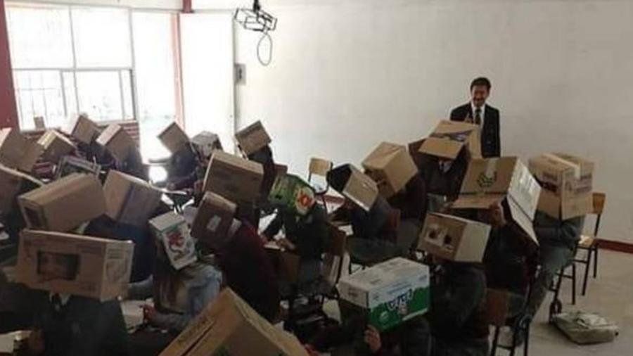 Luis Juárez Texis, professor de uma escola em Tlaxcala, no México, usou caixas de papelão para evitar a cola em uma prova - Facebook