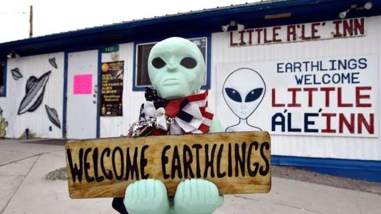 Algumas empresas locais da pequena cidade de Rachel adotaram a associação da Área 51 com a mitologia alienígena - NASA - NASA