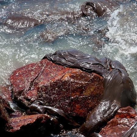 Uma mancha densa e extensa de óleo surgiu hoje no mar da praia dos Artistas, no bairro de Coroa do Meio, em Aracaju, nesta sexta-feira (4) - Divulgação/Adema