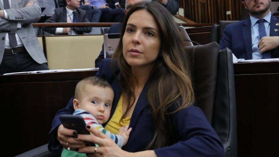 A deputada estadual Any Ortiz com o filho na assembleia - Reprodução/Facebook