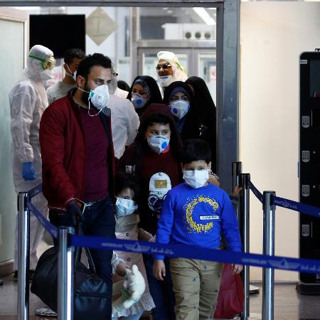 26.fev.2020- Passageiros usam máscaras protetoras no Irã por causa do coronavírus - Alaa al-Marjani/Reuters