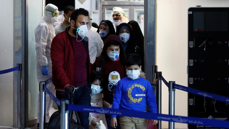 26.fev.2020 - Passageiros usam máscaras protetoras no Irã, após o surto do novo coronavírus - Alaa al-Marjani/Reuters