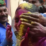 Indianos celebram o Holi, festival das cores, em meio a queda nos casos de  Covid-19; Veja FOTOS, Mundo