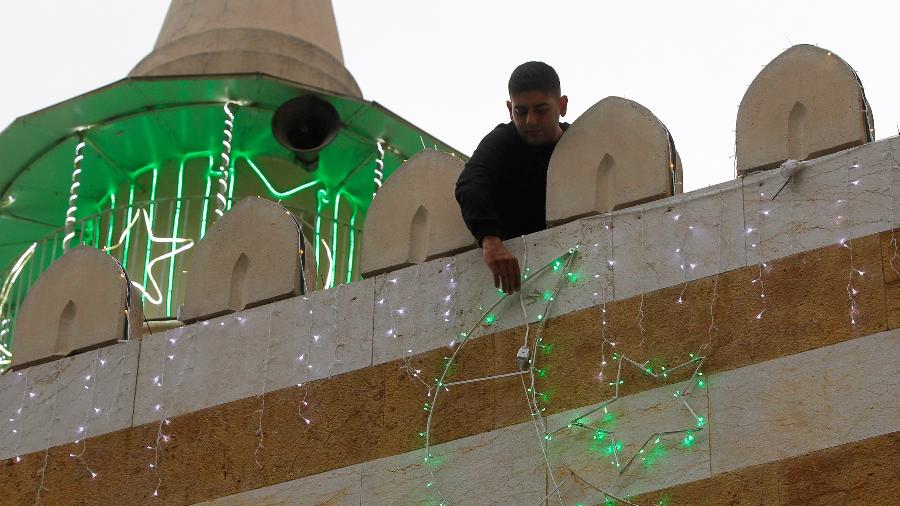 Homem pendura decoração para o mês sagrado do Ramadã em mesquita de Beiriute - 