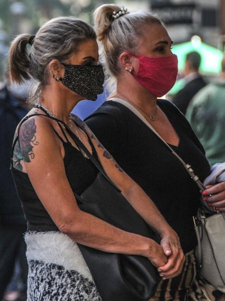 Coronavírus: de máscara, mulheres passeiam no centro de Porto Alegre, no Rio Grande do Sul (RS) - Omar de Oliveira/Fotoarena/Estadão Conteúdo