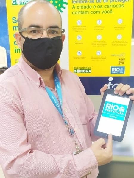 27.mai.2020 - Alexandre Ribeiro, coordenador de suporte da IplanRio, mostra um dos tablets doados pela L´Oréal Brasil - Divulgação / IplanRio