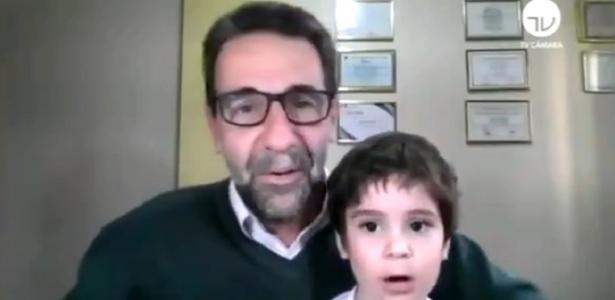 'Para animar ambiente' | Neto de deputado interrompe sessão da Câmara, e Maia brinca