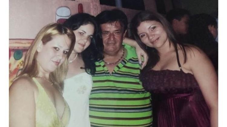 O ambulante Evandro com as filhas; família mobilizou a cidade para conseguir um avião e uma UTI para pai com covid-19 - Arquivo Pessoal - Arquivo Pessoal