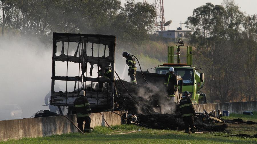 29.jul.2020 - Um caminhão pegou fogo na manhã de hoje no Anel Viário Magalhães Teixeira, próximo a Campinas (SP). Todas as faixas da rodovia nos dois sentidos precisaram ser interditadas para que o Corpo de Bombeiros combatesse as chamas  - LUCIANO CLAUDINO/CÓDIGO19/ESTADÃO CONTEÚDO