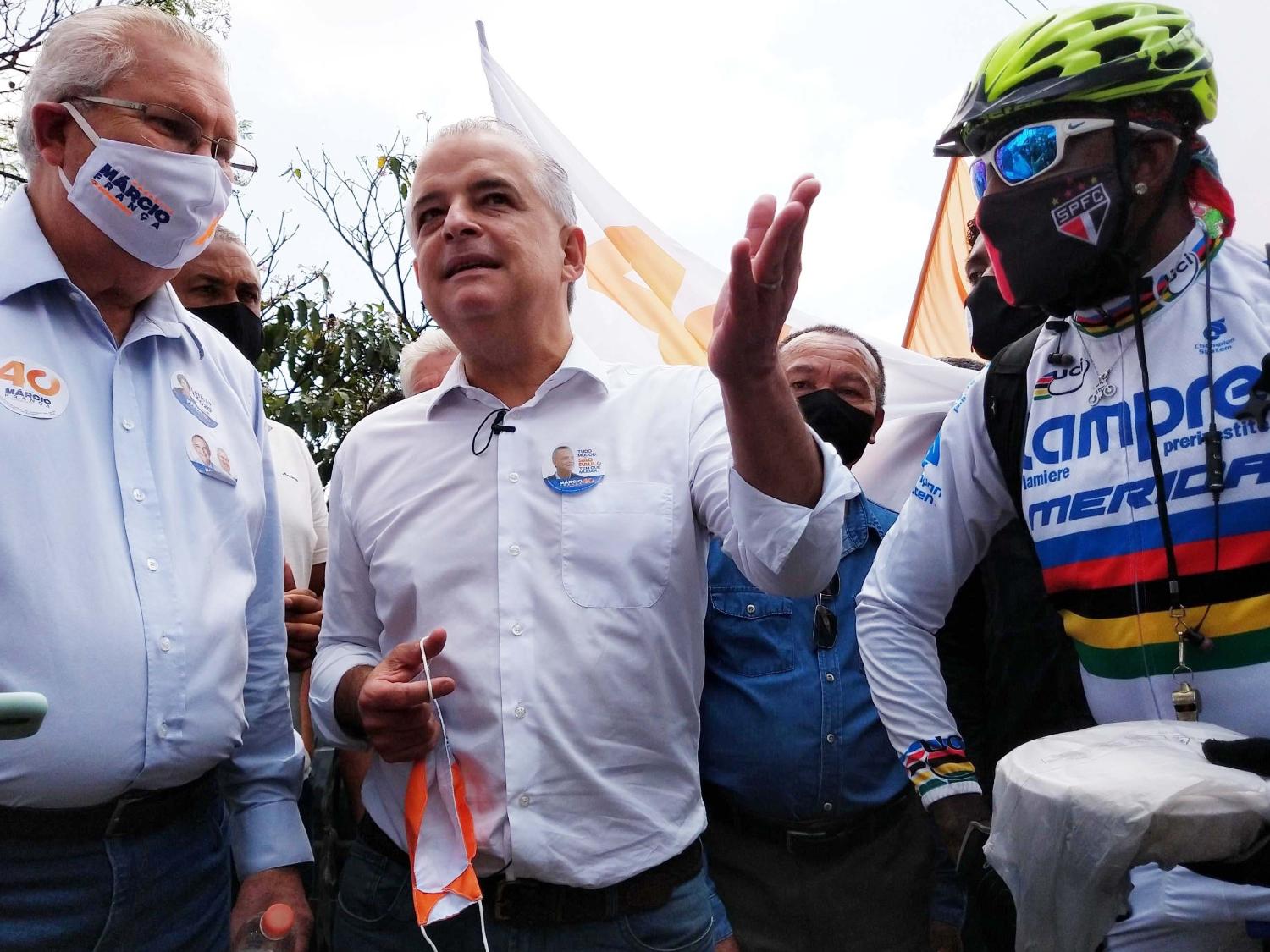 21 out. 2020 - Márcio França (PSB) visita lojistas e camelôs da região de São Mateus, com aglomeração e pessoas sem máscara - JOHNNY MORAIS/ESTADÃO CONTEÚDO