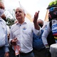 21 out. 2020 - Márcio França (PSB) visita lojistas e camelôs da região de São Mateus, com aglomeração e pessoas sem máscara - JOHNNY MORAIS/ESTADÃO CONTEÚDO