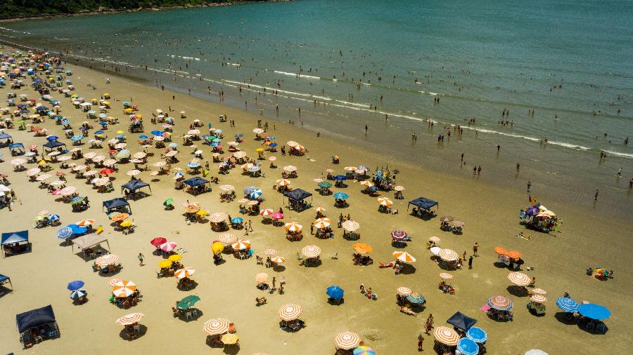 Banhistas lotam as areias da Praia Grande, no litoral de São Paulo, na véspera de Réveillon - FELIPE RAU/ESTADÃO CONTEÚDO