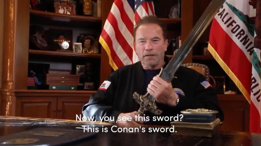 Arnold Schwarzenegger mostrou a espada de Conan e a usou como metáfora para criticar o ex-presidente dos EUA, Donald Trump - Reprodução / Twitter