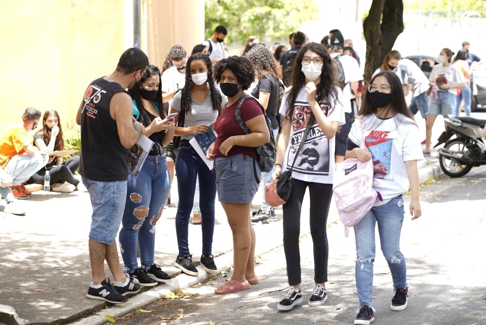 Alunos chegam para fazer o 1º dia do Enem impresso em faculdade da zona oeste de São Paulo - André Porto/UOL